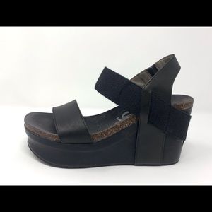 Woman’s OTBT Bushnell Black Wedge Sandal Shoes